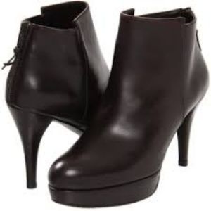 LAST CHANCE! Stuart Weitzman Swell booties